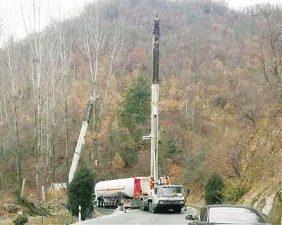 天然氣罐車在西峽山道上發(fā)生側(cè)翻 公安消防聯(lián)手排險(xiǎn)